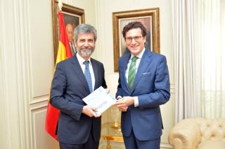 Miguel Pasqual del Riquelme  entrega la memoria 2016 al presidente del TS y del CGPJ, Carlos Lesmes